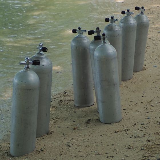Pressluftflaschen am Ufer