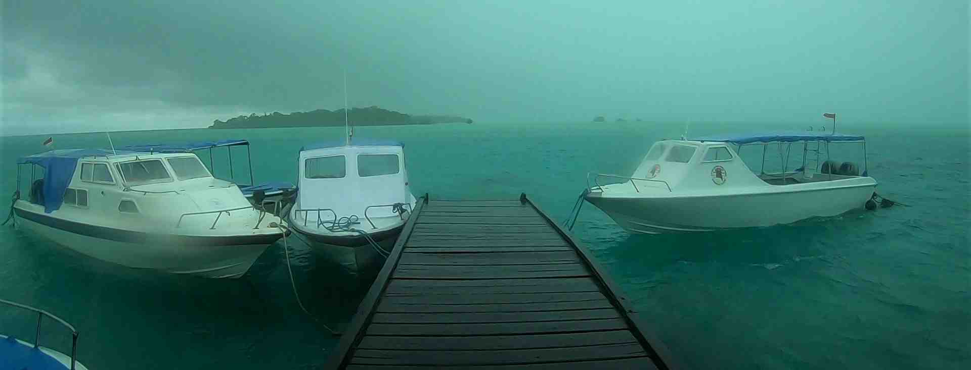 Boote im Regen