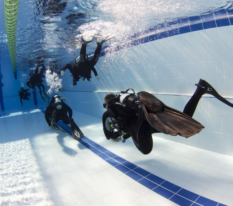 Tauchergruppe trainiert im Schwimmbad Tauchergruppe trainiert im Schwimmbad