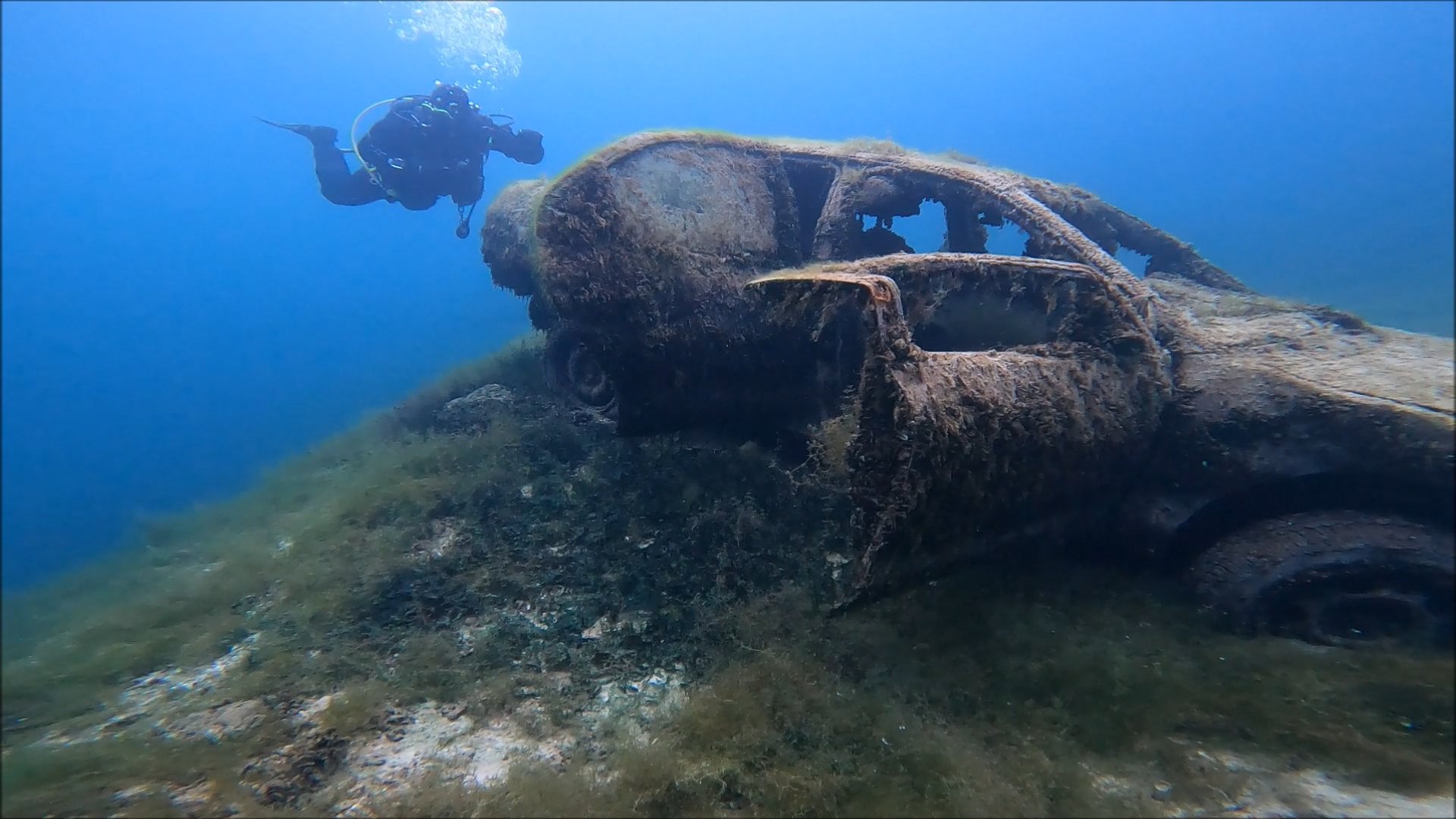 Autowrack unter Wasser